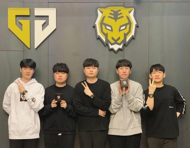 从他的职业 从他的职业