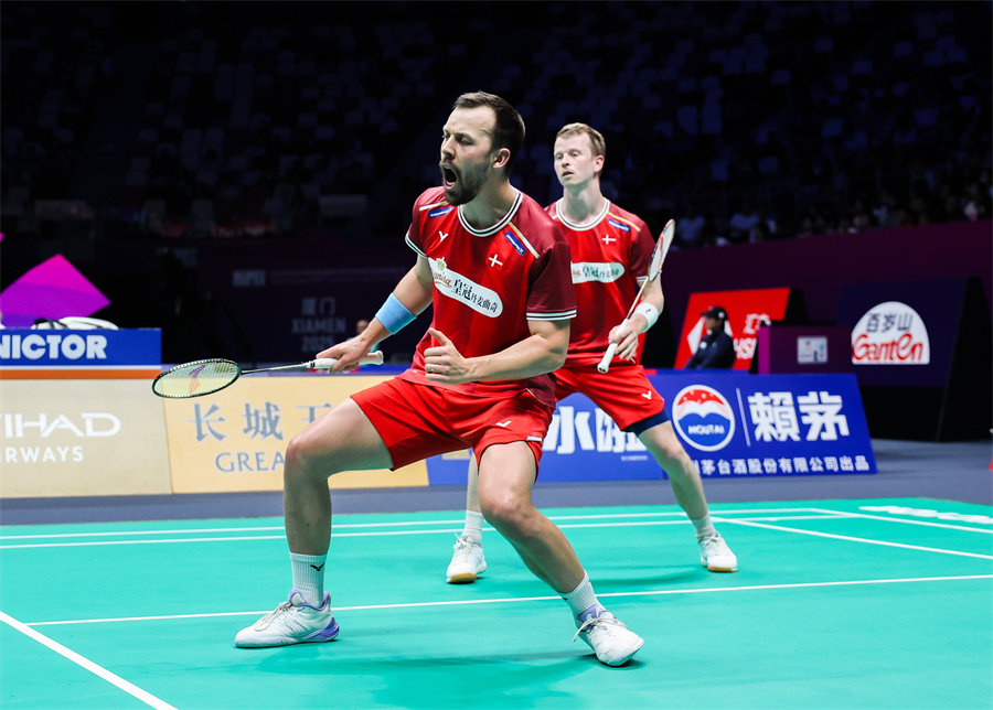 正大步迈向 正大步迈向